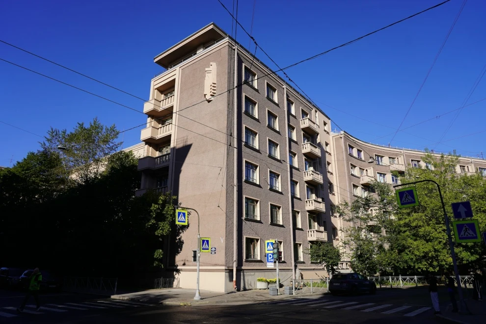 Угловой корпус Дома специалистов Свирьстроя с балконами под ясным небом