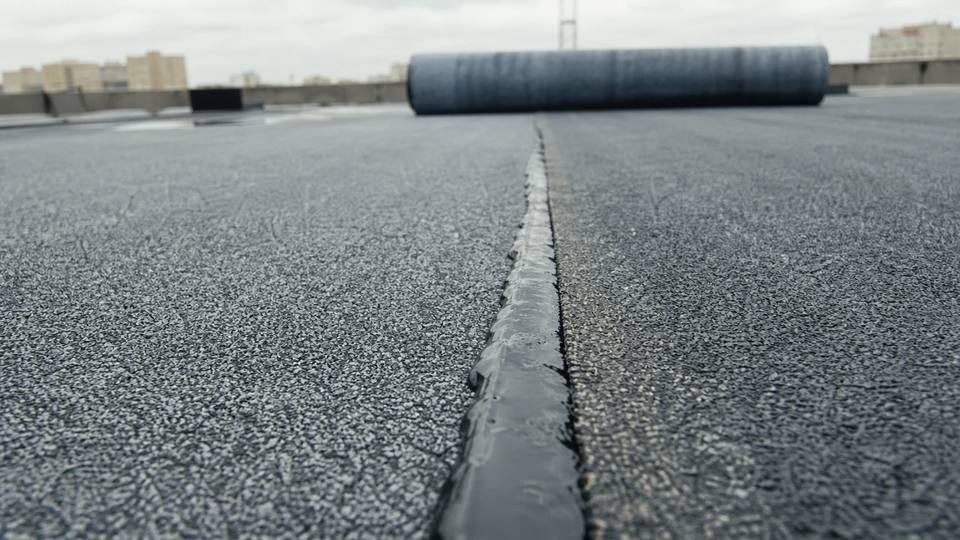 Наплавляемое рулонное полотно с нахлёстом по кромке и валиком вытекшего вяжущего вдоль шва